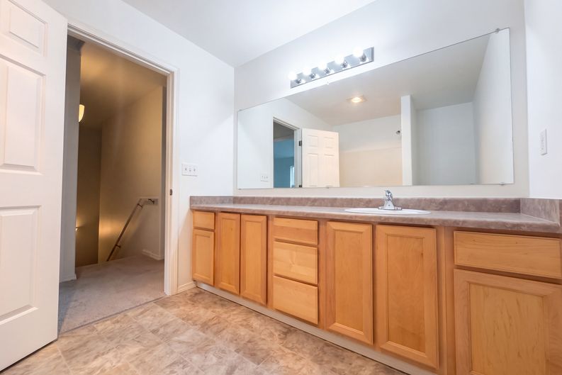 Photo 19 of 26 of 546 NE Knott St, Portland, OR