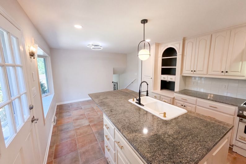 Photo 25 of 41 of 1030 McLaughlin Dr, Charlotte, NC