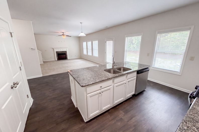 Photo 13 of 41 of 821 Walnut Woods Dr, Braselton, GA
