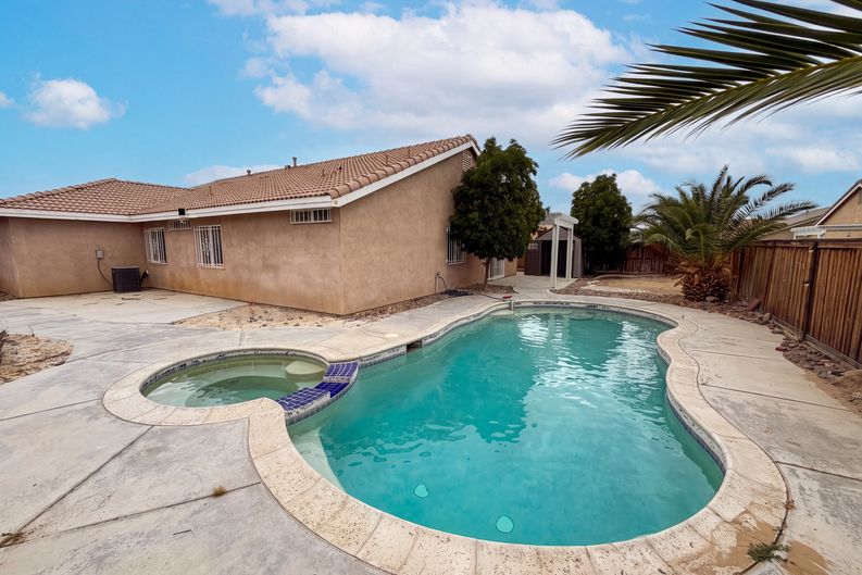 Photo 4 of 27 of 18792 Dogwood Ct, Adelanto, CA
