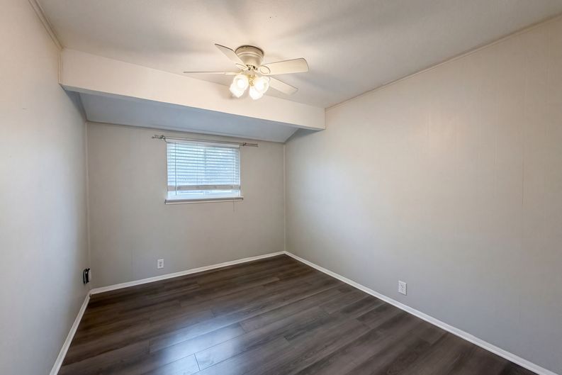 Photo 9 of 16 of 208 NW Summercrest Blvd, Burleson, TX