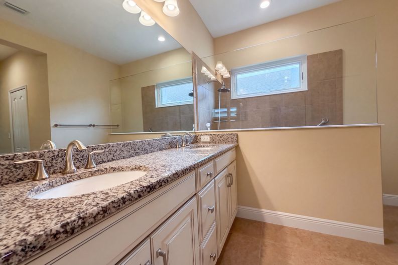 Photo 12 of 24 of 1121 Thornbury Dr, Parrish, FL