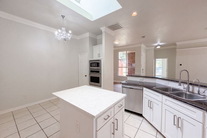 Photo 8 of 26 of 8703 Stonecrest Dr, Irving, TX