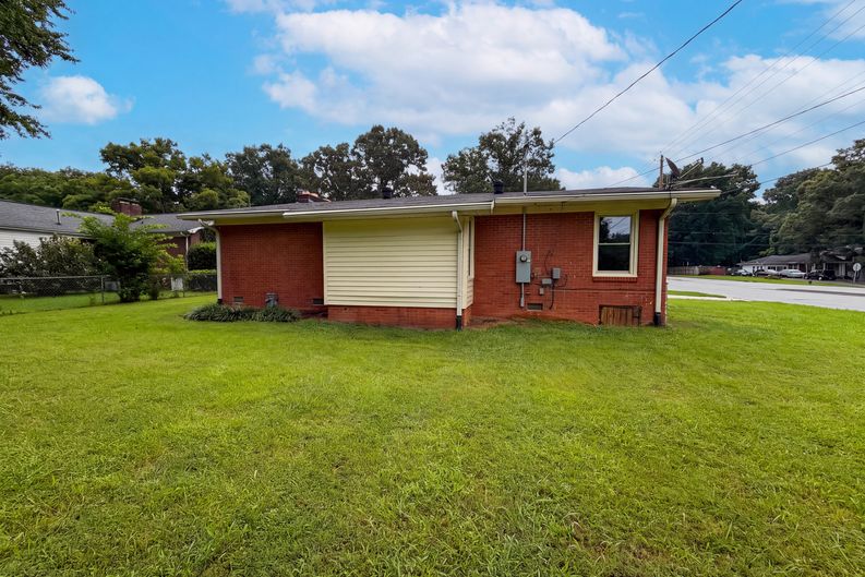 Photo 5 of 17 of 1951 Taylor Dr, Gastonia, NC