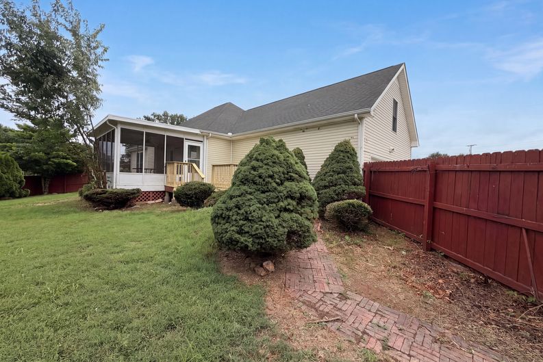 Photo 5 of 17 of 3609 Millington Dr, Clarksville, TN