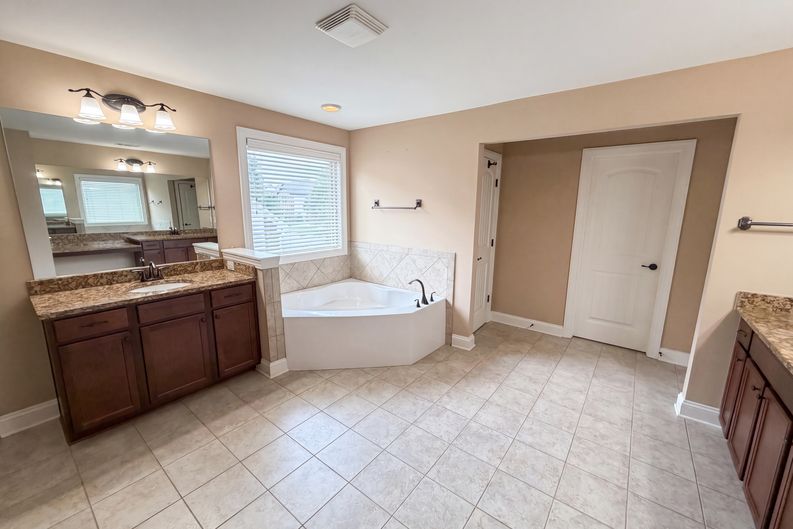 Photo 18 of 29 of 6565 Bentley Ridge Dr, Cumming, GA