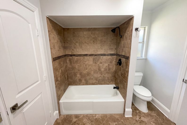 Photo 7 of 19 of 2800 N Surrey Dr, Carrollton, TX