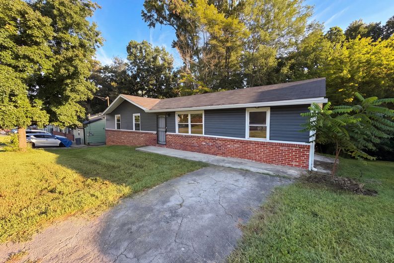 Photo 23 of 27 of 7301 Meadowbrook Cir, Knoxville, TN