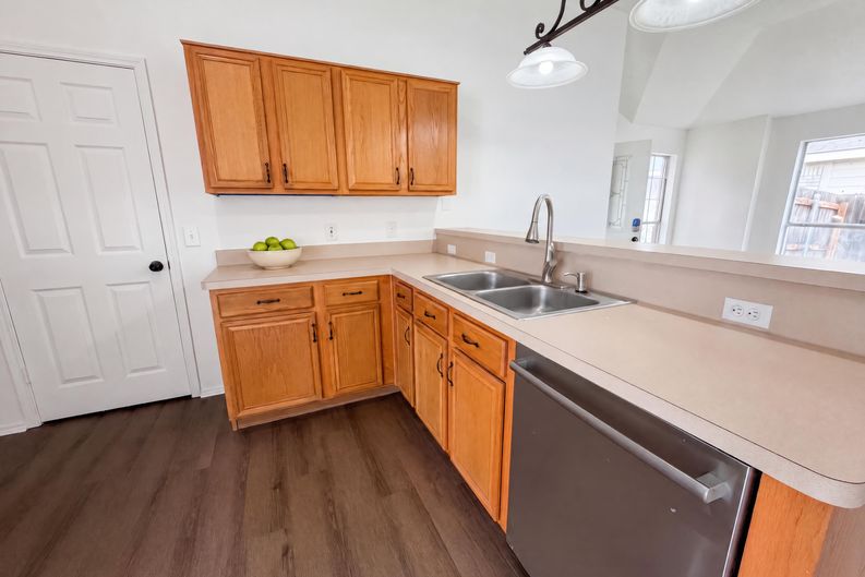 Photo 9 of 31 of 1033 Olivewood Ln, Fort Worth, TX