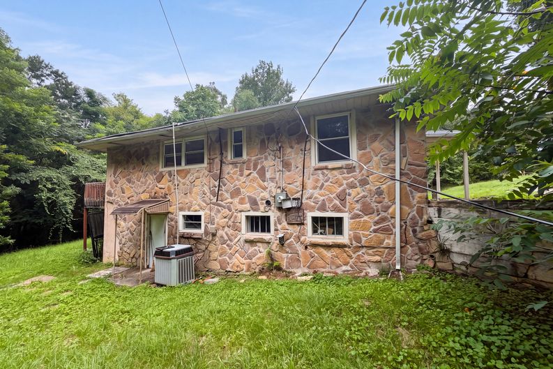 Photo 5 of 29 of 3609 Poplar Ln, Adamsville, AL
