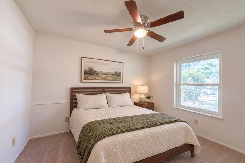 Photo 4 of 20 of 1136 Kris St, Irving, TX