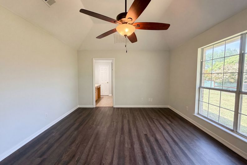 Photo 4 of 20 of 416 Fossil Rock Dr, Azle, TX