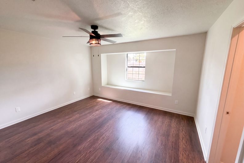 Photo 4 of 18 of 10942 Collingswood Dr, La Porte, TX