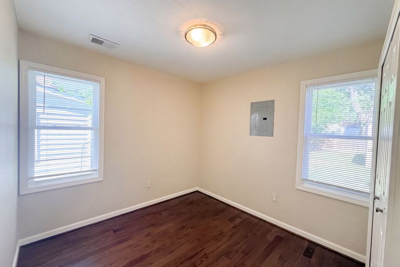 Photo 11 of 38 of 20919 Hollywood St, Harper Woods, MI