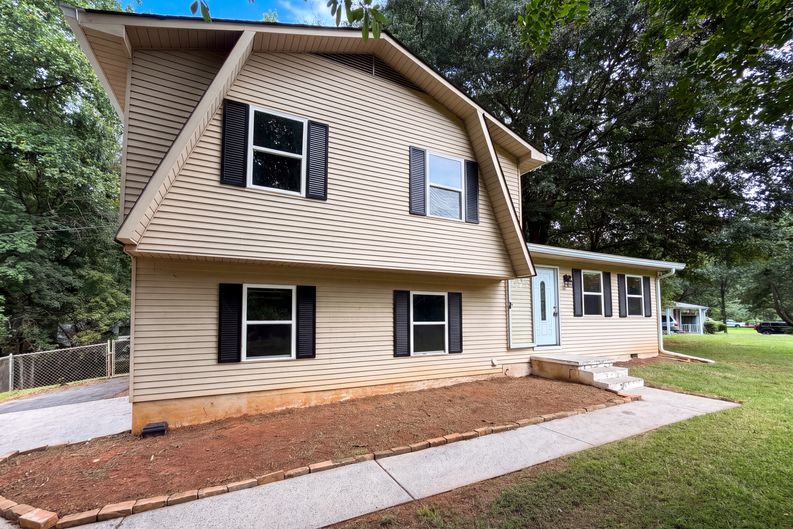 Photo 18 of 25 of 3691 Lavilla Dr, Powder Springs, GA