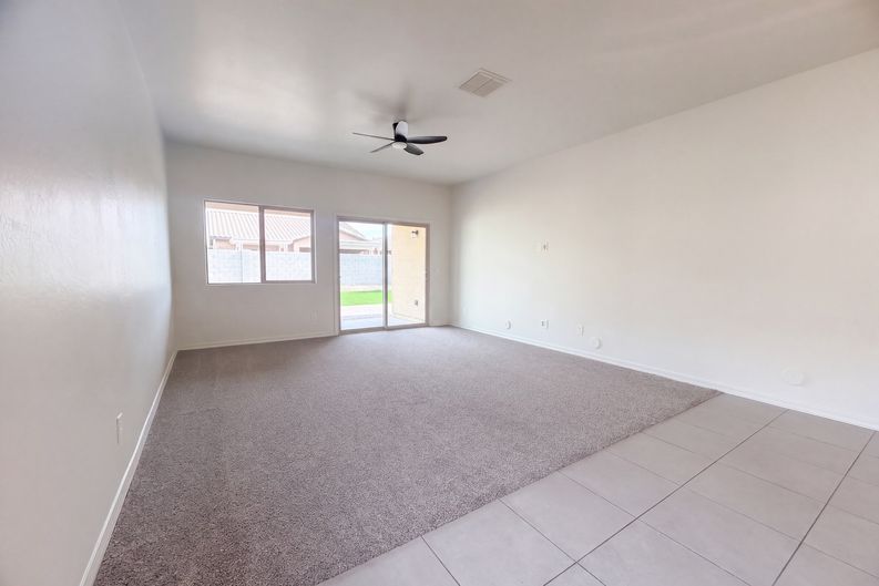 Photo 3 of 18 of 810 W Whistling Thorn Ave, San Tan Valley, AZ
