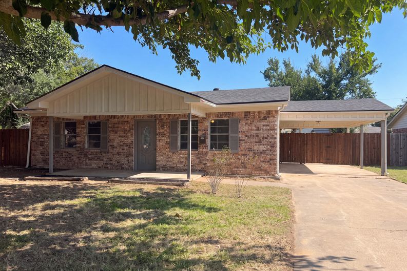 Photo 17 of 19 of 502 Jennings St, Nocona, TX