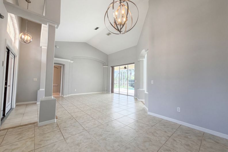 Photo 11 of 32 of 12567 SW Pembroke Cir N, Lake Suzy, FL
