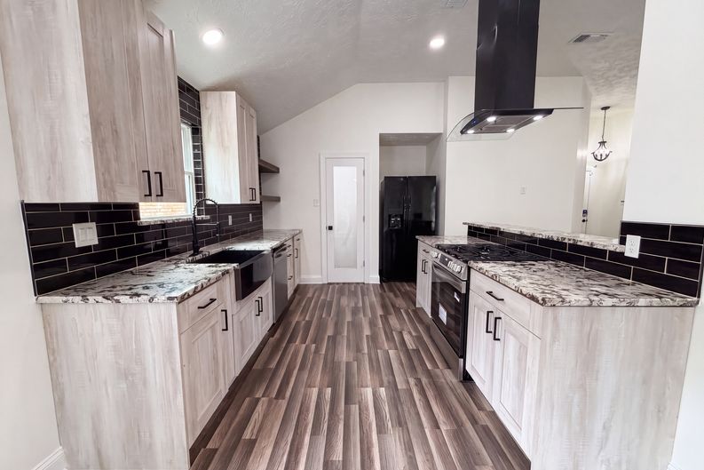 Photo 8 of 17 of 4011 Hunnington Dr, Conroe, TX