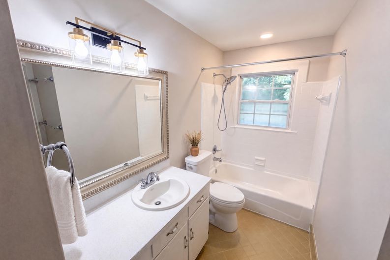 Photo 12 of 41 of 1030 McLaughlin Dr, Charlotte, NC