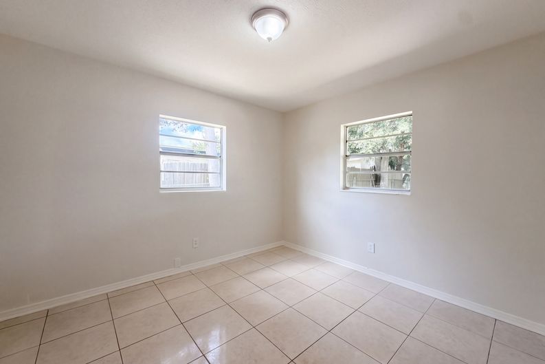 Photo 4 of 22 of 7916 Endive Ave, Tampa, FL
