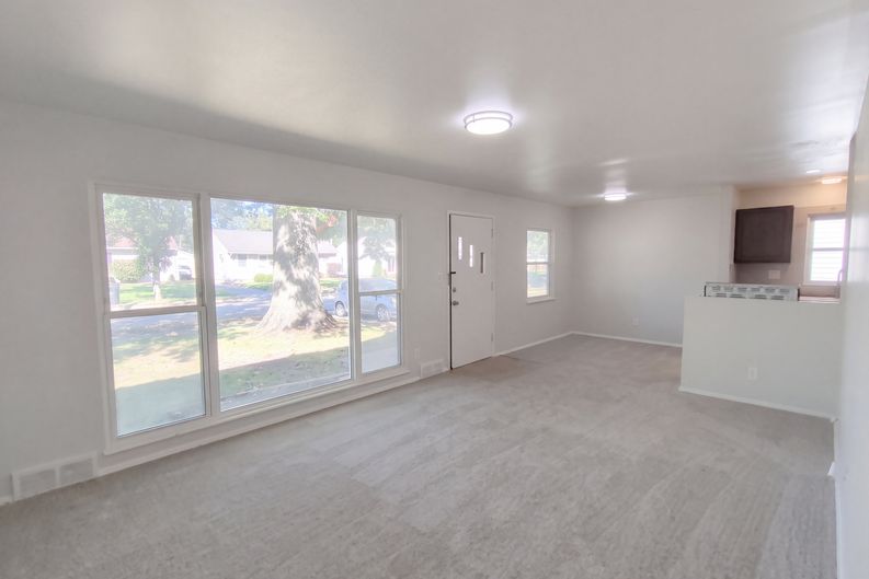 Photo 3 of 24 of 13807 Elsetta Ave, Cleveland, OH