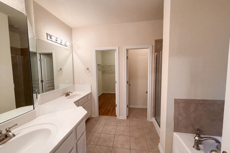 Photo 14 of 20 of 9816 Mullins Crossing Dr, Fort Worth, TX