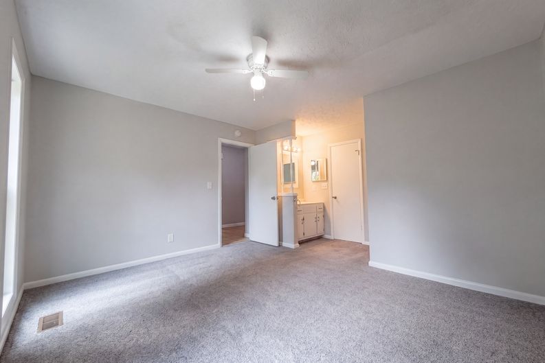Photo 8 of 19 of 909 Axis Cir, Hope Mills, NC