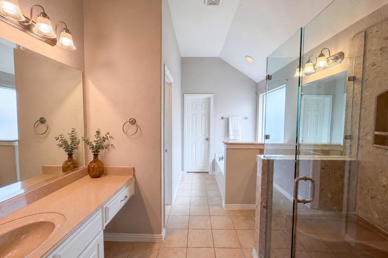 Photo 16 of 32 of 10330 Sandbar Dr, Irving, TX