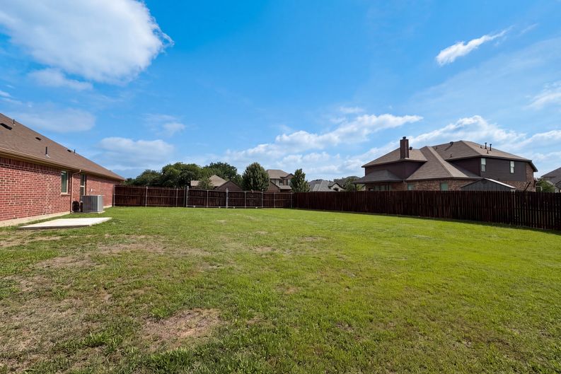 Photo 19 of 20 of 709 Ravenwood Dr, Saginaw, TX