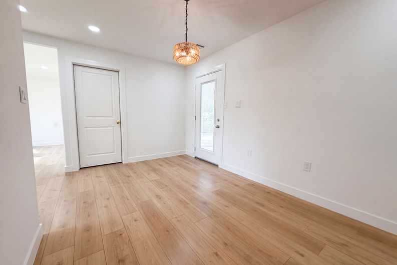 Photo 6 of 14 of 606 E Langley Blvd, Universal City, TX