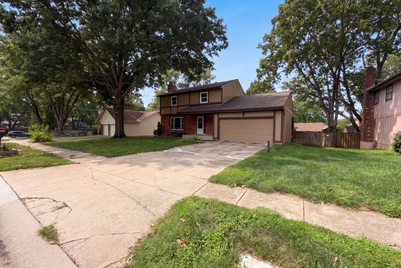 Photo 36 of 39 of 14224 S Raintree Dr, Olathe, KS
