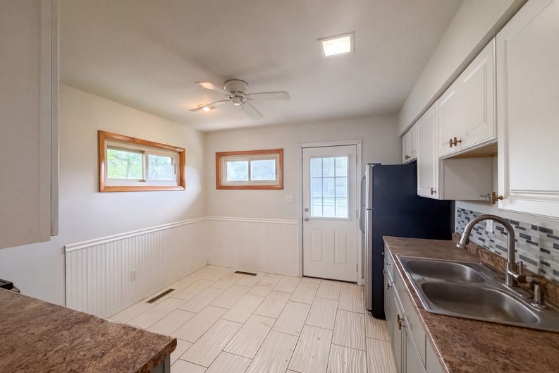 Photo 8 of 26 of 2221 Myrtle Ave, Columbus, OH