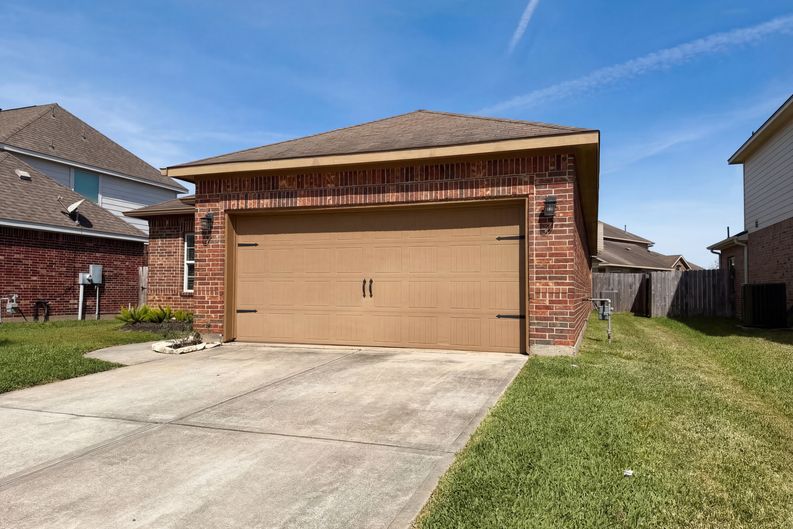 Photo 7 of 23 of 1038 Cash St, Alvin, TX