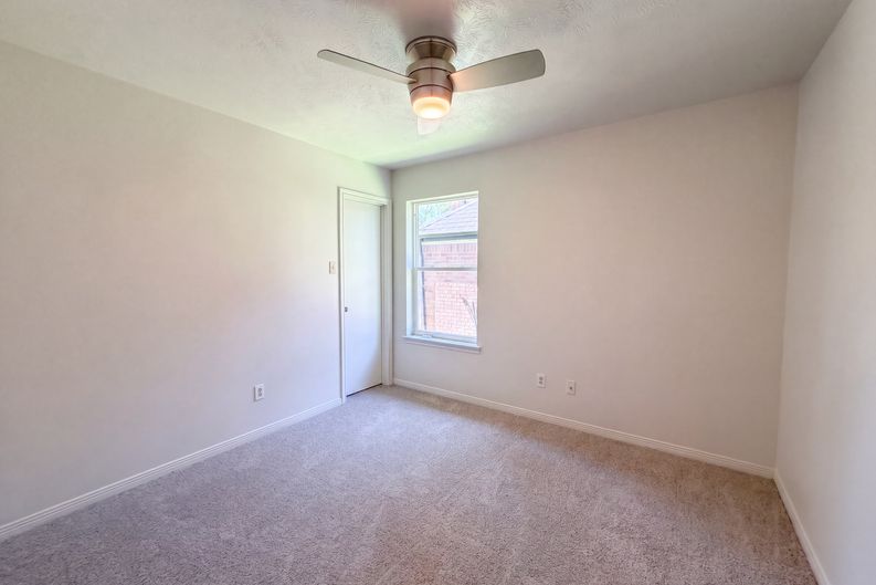 Photo 11 of 18 of 4750 Backenberry Dr, Friendswood, TX