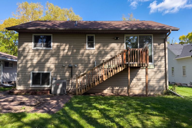 Photo 5 of 46 of 905 4th Ave N, Sauk Rapids, MN