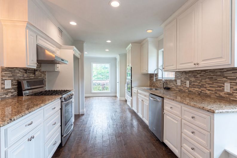 Photo 9 of 22 of 3308 Brookhaven Club Dr, Dallas, TX