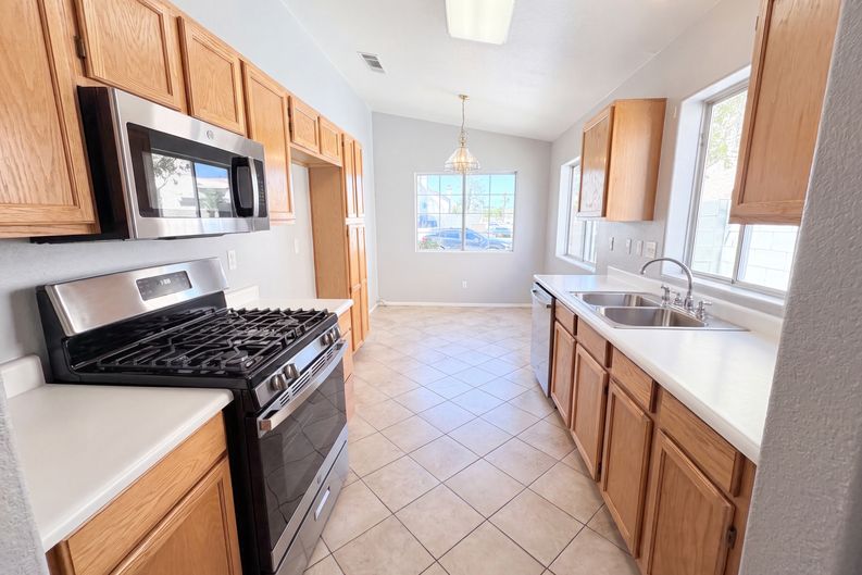 Photo 6 of 33 of 9121 Indian Breeze Dr, Las Vegas, NV