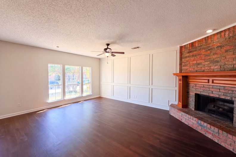 Photo 3 of 21 of 2405 Waterloo Ln, Mesquite, TX