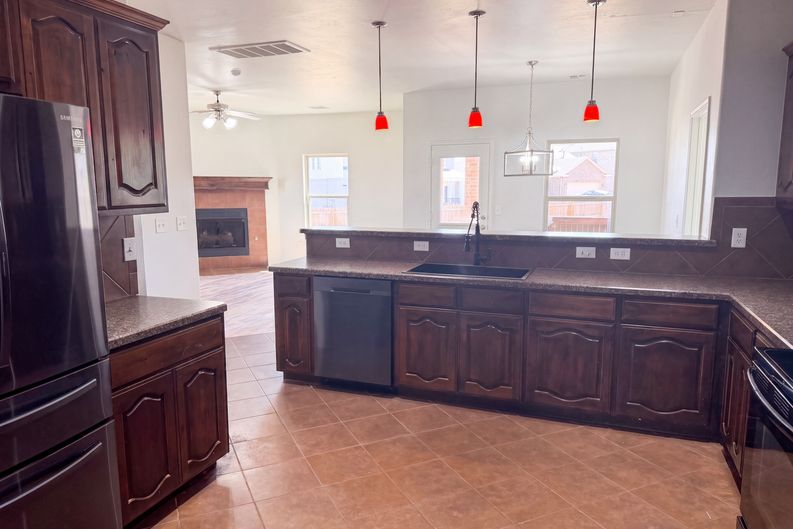 Photo 5 of 18 of 11208 NW 97th St, Yukon, OK