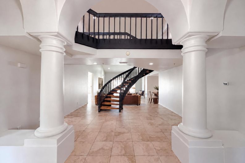 Photo 6 of 36 of 10240 E Cochise Dr, Scottsdale, AZ