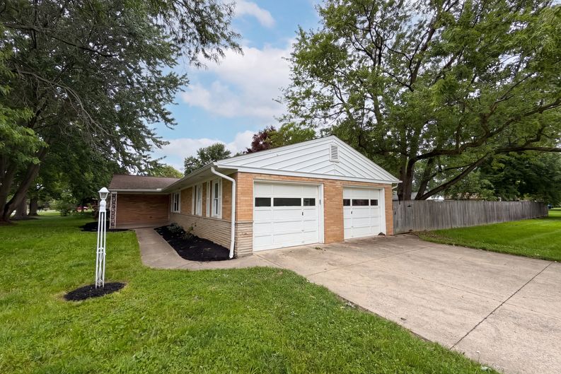 Photo 18 of 21 of 36700 Lakeland Dr, Avon, OH