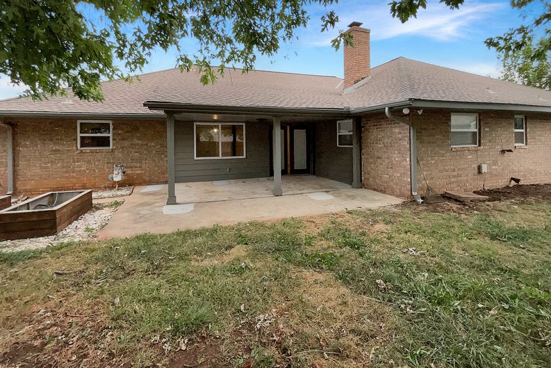 Photo 8 of 30 of 5816 NW 83rd St, Oklahoma City, OK