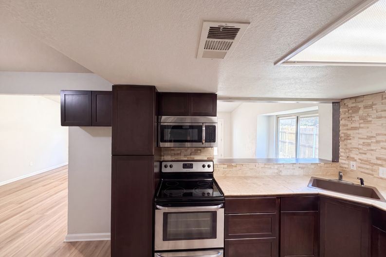 Photo 17 of 21 of 220 Grand Meadow Dr, Fort Worth, TX