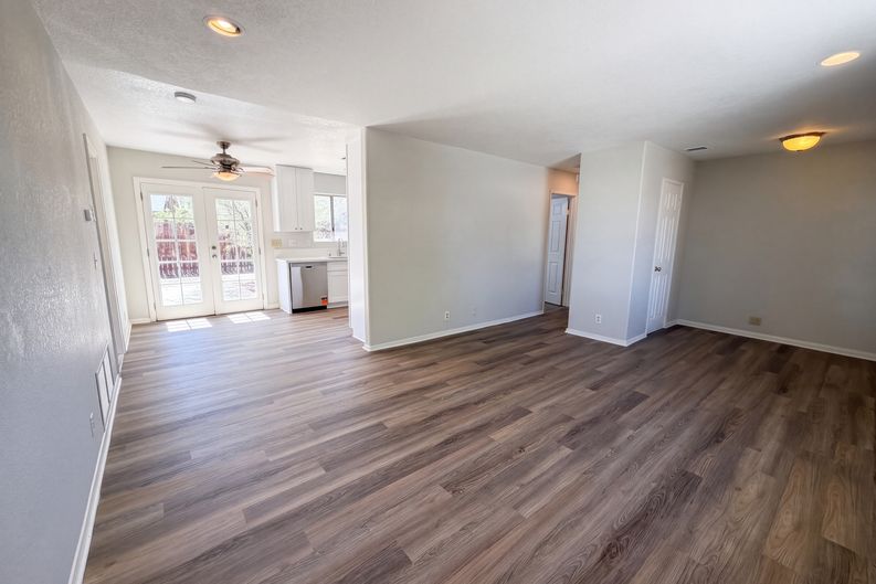 Photo 3 of 11 of 20861 Lone Eagle Rd, Apple Valley, CA