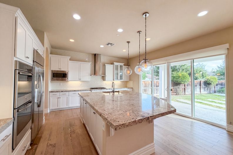 Photo 11 of 36 of 5601 Lakepointe Dr, Rocklin, CA