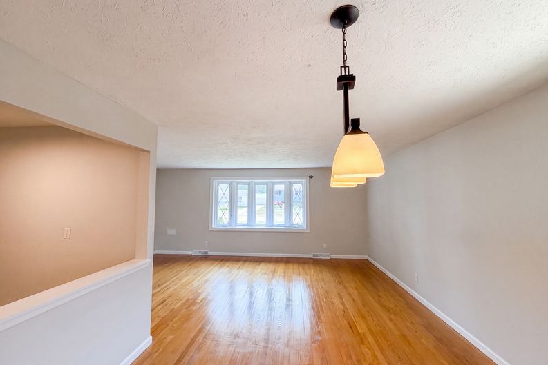 Photo 9 of 22 of 11500 Stormes Dr, Cleveland, OH