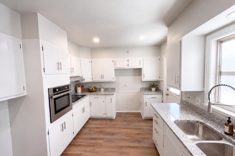 Photo 7 of 26 of 1205 G St, Floresville, TX