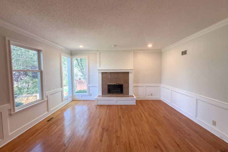 Photo 8 of 47 of 12600 Pawnee Ln, Leawood, KS