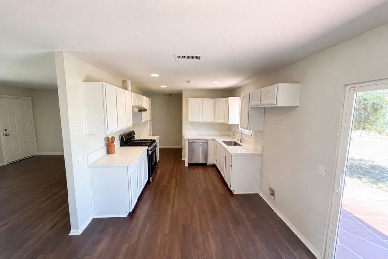 Photo 10 of 20 of 215 Laurel Ln, Hemet, CA